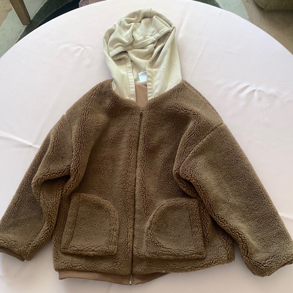 Very cute boys Zara fluffy jacket has been worn in Greta condition